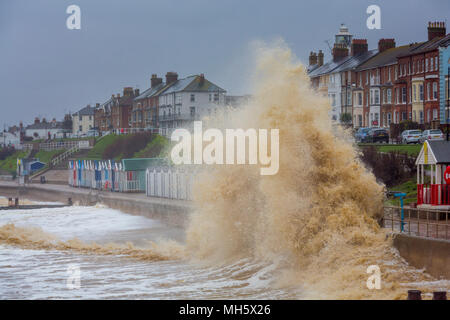 Southwold, Suffolk, Großbritannien. 30.April 2018. Raue See Absturz über die Promenade und der Strand Hütten, Southwold, Suffolk, Großbritannien. Stockfoto