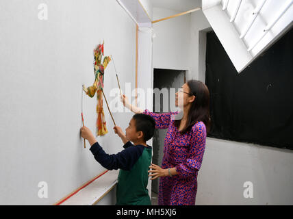 Tangshan, Provinz Hebei Provinz Chinas. 30 Apr, 2018. Touristen spielen Shadow Puppet die Luanzhou antike Stadt in Luanxian County, im Norden der chinesischen Provinz Hebei, 30. April 2018. Die Luanzhou antike Stadt zog viele Touristen während der Labor Day. Credit: Jin Liangkuai/Xinhua/Alamy leben Nachrichten Stockfoto