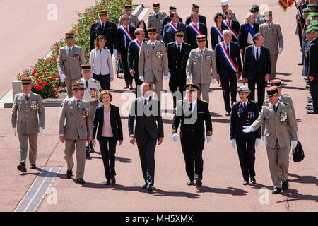 Nans-les-Pins, Südfrankreich. 30.April 2018. Der französische Premierminister Edouard Philippe, französischer Verteidigungsminister Florence Parly und der französische General Jean-Pierre Bosser, Stabschef der französischen Landstreitkräfte (chef d'Etat-major de l'Armee de terre, CEMAT), Pioniere der Französischen Fremdenlegion (Legion etrangere), am 30. April 2018 in Marseille, Südfrankreich, während einer Zeremonie zum Gedenken an den 155. Jahrestag des legendären Schlacht von Camaron (Mexiko). Credit: Frédéric Marie/Alamy leben Nachrichten Stockfoto