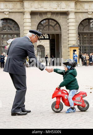 Stockholm, Schweden. 30 Apr, 2018. König Carl Gustaf von Schweden im königlichen Palast in Stockholm, am 30. April 2018 anlässlich der König Carl Gustaf's 72th birthday Credit: Albert Nieboer/Niederlande/Point de Vue, · KEINE LEITUNG SERVICE · Credit: Albert Nieboer/RoyalPress/dpa/Alamy leben Nachrichten Stockfoto