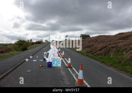 Ilkley Moor, West Yorkshire, UK. 30.April 2018. Künstler malen die Tour de Yorkshire der erste Gipfel Ende auf der Kuh und Kalb Straße bereit für Freitag Rennen (anamorphic Land Art). Was ist sie? Rebecca Cole/Alamy leben Nachrichten Stockfoto