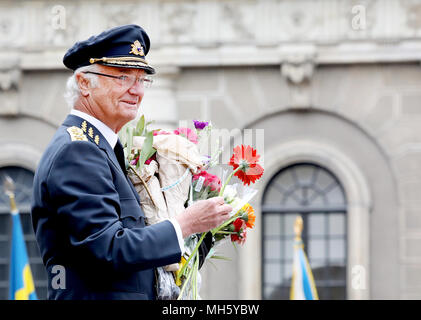 Stockholm, Schweden. 30 Apr, 2018. König Carl Gustaf von Schweden im königlichen Palast in Stockholm, am 30. April 2018 anlässlich der König Carl Gustaf's 72th birthday Credit: Albert Nieboer/Niederlande/Point de Vue, · KEINE LEITUNG SERVICE · Credit: Albert Nieboer/RoyalPress/dpa/Alamy leben Nachrichten Stockfoto
