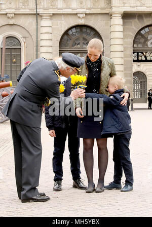 Stockholm, Schweden. 30 Apr, 2018. König Carl Gustaf von Schweden im königlichen Palast in Stockholm, am 30. April 2018 anlässlich der König Carl Gustaf's 72th birthday Credit: Albert Nieboer/Niederlande/Point de Vue, · KEINE LEITUNG SERVICE · Credit: Albert Nieboer/RoyalPress/dpa/Alamy leben Nachrichten Stockfoto