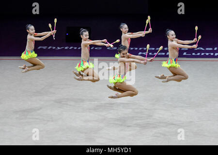 Kuala Lumpur, Malaysia. 30 Apr, 2018. Team China konkurrieren während der Junior Gruppe Übung vielseitige Match von 2018 Rhythmische Gymnastik asiatischen Meisterschaften in Kuala Lumpur, Malaysia, am 30. April 2018. Credit: Chong Voon Chung/Xinhua/Alamy leben Nachrichten Stockfoto