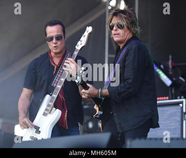 Sunrise, FL, USA. 29 Apr, 2018. Robert DeLeo und Dean DeLeo von Stone Temple Pilots während Fort Rock bei Markham Park am 29. April in Sunrise, Florida 2018. Quelle: MPI04/Medien Punch/Alamy leben Nachrichten Stockfoto