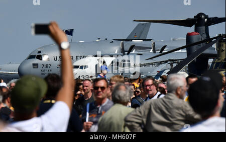 28 April 2018, Deutschland, Schönefeld: Tausende Besucher Spaziergang über das Gelände der ILA Berlin Air Show und werfen Sie einen Blick auf die Flugzeuge. Über 200 Flugzeuge werden während der ILA 2018 präsentiert. Die Veranstalter erwarten rund 150.000 Besucher. Foto: Ralf Hirschberger/dpa Stockfoto