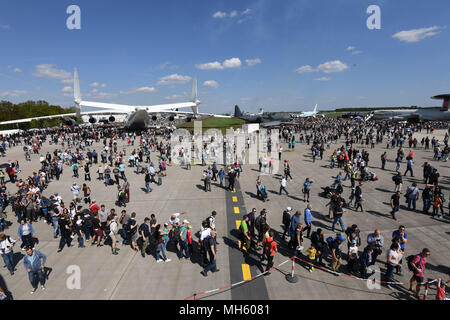 28 April 2018, Deutschland, Schönefeld: Tausende Besucher Spaziergang über das Gelände der ILA Berlin Air Show und werfen Sie einen Blick auf die Flugzeuge. Über 200 Flugzeuge werden während der ILA 2018 präsentiert. Die Veranstalter erwarten rund 150.000 Besucher. Foto: Ralf Hirschberger/dpa Stockfoto