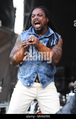 Sunrise, FL, USA. 29 Apr, 2018. Lajon Witherspoon von Sevendust führt während Fort Rock bei Markham Park am 29. April in Sunrise, Florida 2018. Quelle: MPI04/Medien Punch/Alamy leben Nachrichten Stockfoto