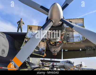 28 April 2018, Deutschland, Schönefeld: A Master Sergeant der Luftwaffe steht auf dem Flügel einer Transall C-160 D auf der ILA Berlin Air Show. Über 200 Flugzeuge werden während der ILA 2018 präsentiert. Die Veranstalter erwarten rund 150.000 Besucher. Foto: Patrick Pleul/dpa-Zentralbild/dpa Stockfoto