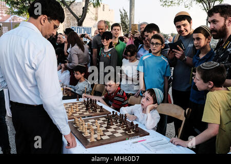 Jerusalem, Israel. 30. April, 2018. VISWANATHAN ANAND, VISHY 49, indisches Schach Großmeister, spielt Schach gegen Dutzende israelische Jugendliche Champions gleichzeitig am Jaffa Tor im Rahmen von Israels 70th Tag der Unabhängigkeit feiern. Credit: Nir Alon/Alamy leben Nachrichten Stockfoto