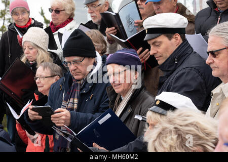 Åland-Inseln, Finnland, 30. April 2018 Menschen ihre Graduierung Hüte tragen, singen alte Lieder und Lagerfeuer in ganz Finnland und die nordischen Länder bauen Abschied von Winter und Willkommen im Frühjahr zu sagen. Im Bild: Eine lokale Chor unter der Leitung von berühmten Åland Musiker Johanna Grussner singen alten nordischen Songs auf dem Fels der Uffe På Berget auf Åland. Bild: Rob Watkins/Alamy Nachrichten Stockfoto