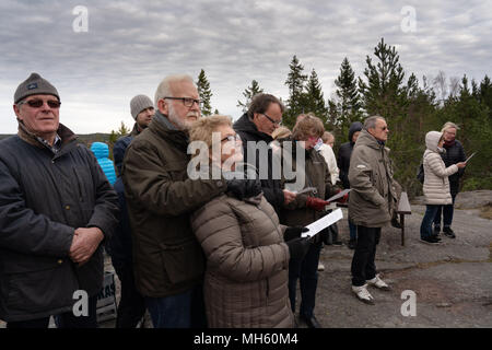 Åland-Inseln, Finnland, 30. April 2018 Menschen ihre Graduierung Hüte tragen, singen alte Lieder und Lagerfeuer in ganz Finnland und die nordischen Länder bauen Abschied von Winter und Willkommen im Frühjahr zu sagen. Im Bild: Eine lokale Chor unter der Leitung von berühmten Åland Musiker Johanna Grussner singen alten nordischen Songs auf dem Fels der Uffe På Berget auf Åland. Bild: Rob Watkins/Alamy Nachrichten Stockfoto