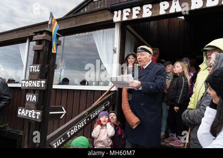 Åland-Inseln, Finnland, 30. April 2018 Menschen ihre Graduierung Hüte tragen, singen alte Lieder und Lagerfeuer in ganz Finnland und die nordischen Länder bauen Abschied von Winter und Willkommen im Frühjahr zu sagen. Im Bild: Hörner sind durchgebrannt, Winter und im Frühjahr usher Usher auf dem Fels der Uffe På Berget auf Åland. Bild: Rob Watkins/Alamy Nachrichten Stockfoto