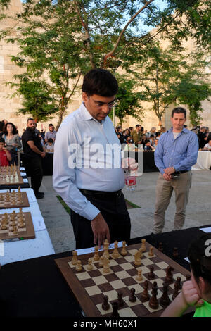 Jerusalem, Israel, 30. April 2018. Indisches schach Großmeister, und die aktuelle Welt Rapid Chess Champion Viswanathan Anand gleichzeitig "Vishy" Spielen gegen Dutzende von jungen Israelischen Spieler bei einem Schachturnier und ereignismarkierung Israels 70. Jahrestag in Jerusalem. Stockfoto