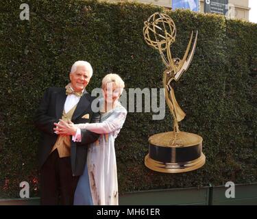 In Pasadena, Kalifornien. 29 Apr, 2018. Bill Hayes, Susan Seaforth Hayes in der Ankunftshalle für 45th jährliche Daytime Emmy Awards - Teil 2, Pasadena Civic Center, Pasadena, CA April 29, 2018. Credit: Priscilla Grant/Everett Collection/Alamy leben Nachrichten Stockfoto