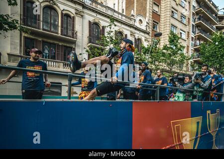 Barcelona, Spanien. 30 April, 2018: FC Barcelona, LUIS SUAREZ Witze um während des FC Barcelona Open Top Bus Siegesparade nach dem Gewinn der LaLiga mit ihrem achten Double in der Vereinsgeschichte. Credit: Matthias Oesterle/Alamy leben Nachrichten Stockfoto