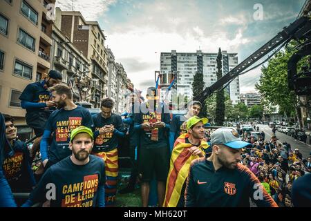 Barcelona, Spanien. 30 April, 2018: die Spieler des FC Barcelona und technische Personal während des FC Barcelona Open Top Bus Siegesparade nach dem Gewinn der LaLiga mit ihrem achten Double in der Vereinsgeschichte. Foto: Gerard Pique Credit: Matthias Oesterle/Alamy leben Nachrichten Stockfoto