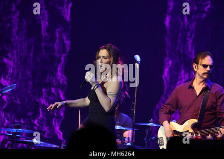 Reading, Großbritannien. 30.April 2018. Blues-Rock Sängerin Beth Hart und der Kris Barras Band begeisterten das Publikum bei ihrem Konzert im Sechseck in Reading, UK Credit: Uwe Deffner/Alamy leben Nachrichten Stockfoto