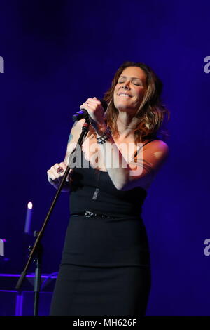 Reading, Großbritannien. 30.April 2018. Blues-Rock Sängerin Beth Hart und der Kris Barras Band begeisterten das Publikum bei ihrem Konzert im Sechseck in Reading, UK Credit: Uwe Deffner/Alamy leben Nachrichten Stockfoto