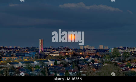 Glasgow, Schottland, Großbritannien, 30.April. UK Wetter: Der Vollmond orange "Pink moon" findet eine Pause in der Nacht Wolken und im Westen der Stadt mit der höchsten Gebäude in Schottland, anniesland Hof Turm und die Türme von maryhill sind mit einem seltenen Anblick eines Namens full moon gesegnet. Gerard Fähre / alamy Nachrichten Stockfoto