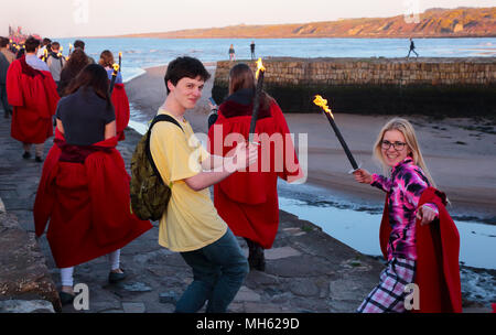 S Andrews, Großbritannien. 30.April 2018. Die gaudie Feiern, St Andrews, mit traditionellen Fackelzug von Jüngeren Halle zu den Städten Hafenmauer Credit: Derek Allan/Alamy leben Nachrichten Stockfoto