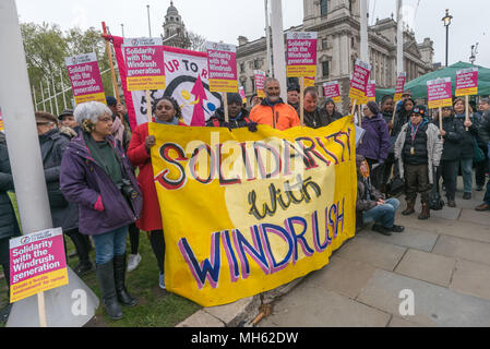 London, Großbritannien. 30.April 2018. Menschen, halten Sie die 'Solidarität mit Windrush" Banner bei der Kundgebung zur Unterstützung der Petition für ein Ende der Abschiebungen von Migranten in der 'Windrush generation", die in Großbritannien zwischen 1948 und 1971 kam. Es fordert die Regierung auf, ändern Sie die Beweislast, was bedeutet, dass Sie nun beweisen, ihre Rechte zu bleiben, und die Entschädigung für Verluste und Hurt.. re für viele Jahre, Steuern zahlen und die Famil Credit: Peter Marschall/Alamy leben Nachrichten Stockfoto