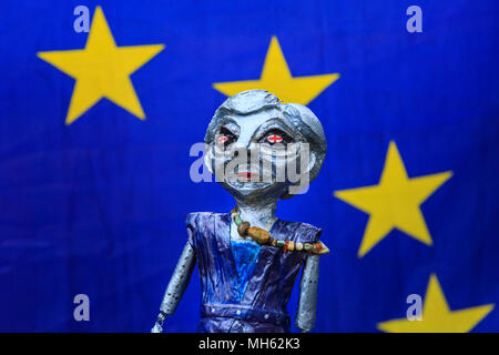 Westminster, London, 30. April 2018. Ein "evil-eyed" Marionette von Theresa May vor der EU-Flagge. Anti-Brexit und pro-europäischen Demonstranten sammeln außerhalb und gegenüber 10 Downing Street für die "Mahnwache gegen Brexit', während das House of Lords wieder Debatten der Europäischen Union (Rücktritt) Rechnung. Stockfoto