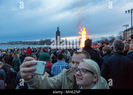 Stockholm, Schweden. 30 Apr, 2018. Ein paar nehmen selfie als Hunderte von Schweden am Lagerfeuer auf der Insel Riddarholmen sammeln Valborg in Stockholm, der Hauptstadt Schwedens zu feiern, in der kommenden Saison der Frühling zu begrüßen, der am 30. April 2018. Credit: Wei Xuechao/Xinhua/Alamy leben Nachrichten Stockfoto