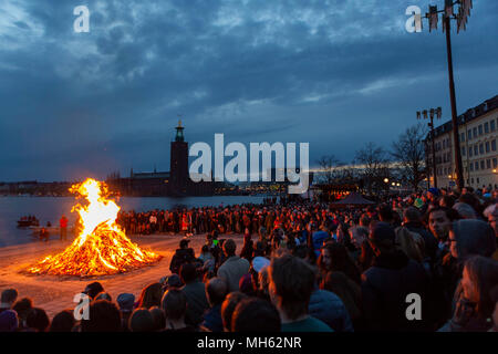 Stockholm, Schweden. 30 Apr, 2018. Hunderte von Schweden sammeln sich um ein Lagerfeuer auf der Insel Riddarholmen Valborg in Stockholm, der Hauptstadt Schwedens zu feiern, in der kommenden Saison der Frühling zu begrüßen, der am 30. April 2018. Credit: Wei Xuechao/Xinhua/Alamy leben Nachrichten Stockfoto