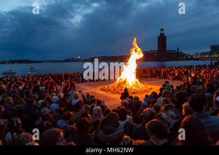 Stockholm, Schweden. 30 Apr, 2018. Hunderte von Schweden sammeln sich um ein Lagerfeuer auf der Insel Riddarholmen Valborg in Stockholm, der Hauptstadt Schwedens zu feiern, in der kommenden Saison der Frühling zu begrüßen, der am 30. April 2018. Credit: Wei Xuechao/Xinhua/Alamy leben Nachrichten Stockfoto