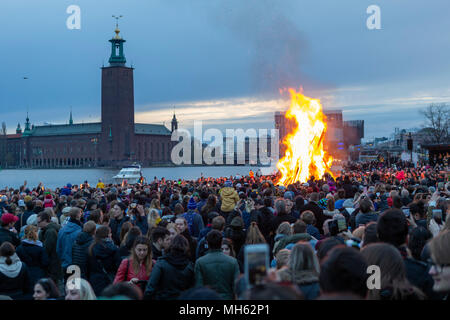 Stockholm, Schweden. 30 Apr, 2018. Hunderte von Schweden sammeln sich um ein Lagerfeuer auf der Insel Riddarholmen Valborg in Stockholm, der Hauptstadt Schwedens zu feiern, in der kommenden Saison der Frühling zu begrüßen, der am 30. April 2018. Credit: Wei Xuechao/Xinhua/Alamy leben Nachrichten Stockfoto