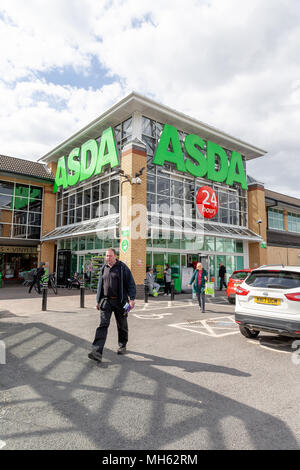 Westbrook, Warrington, Cheshire, UK. 30. April 2018. ASDA Supermarkt in Westbrook, Warrington, Cheshire, England, Großbritannien am 30. April 2018 Nach der Prognose Fusion zwischen Sainsbury's und ASDA Credit: John Hopkins/Alamy leben Nachrichten Stockfoto