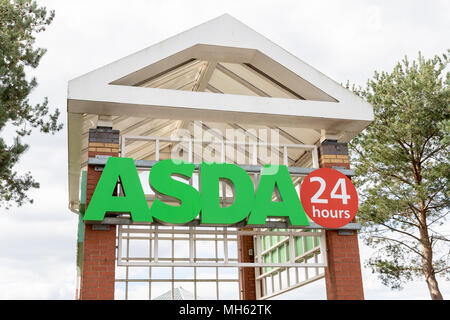 Westbrook, Warrington, Cheshire, UK. 30. April 2018. ASDA Supermarkt in Westbrook, Warrington, Cheshire, England, Großbritannien am 30. April 2018 Nach der Prognose Fusion zwischen Sainsbury's und ASDA Credit: John Hopkins/Alamy leben Nachrichten Stockfoto