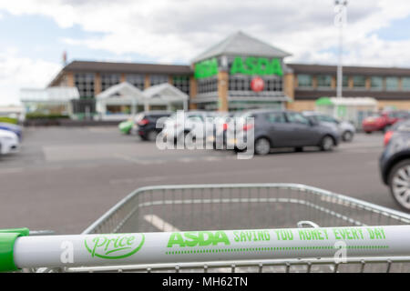 Westbrook, Warrington, Cheshire, UK. 30. April 2018. ASDA Supermarkt in Westbrook, Warrington, Cheshire, England, Großbritannien am 30. April 2018 Nach der Prognose Fusion zwischen Sainsbury's und ASDA Credit: John Hopkins/Alamy leben Nachrichten Stockfoto