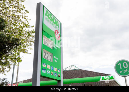 Westbrook, Warrington, Cheshire, UK. 30. April 2018. ASDA Supermarkt in Westbrook, Warrington, Cheshire, England, Großbritannien am 30. April 2018 Nach der Prognose Fusion zwischen Sainsbury's und ASDA Credit: John Hopkins/Alamy leben Nachrichten Stockfoto