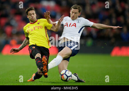 London, Großbritannien. 30 Apr, 2018. Tottenham Hotspur Jan Vertonghen (R) Mias mit Watford Kiko Femenia in der Premier League Fußball Match zwischen den Tottenham Hotspur und Watford im Wembley Stadion in London, Großbritannien, 30. April 2018. Tottenham Hotspur gewann 2-0. Quelle: Tim Irland/Xinhua/Alamy leben Nachrichten Stockfoto