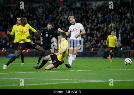 London, Großbritannien. 30 Apr, 2018. Tottenham Hotspur ist Harry Kane (R) ein Tor in der Premier League Fußball Match zwischen den Tottenham Hotspur und Watford im Wembley Stadion in London, Großbritannien, 30. April 2018. Tottenham Hotspur gewann 2-0. Quelle: Tim Irland/Xinhua/Alamy leben Nachrichten Stockfoto