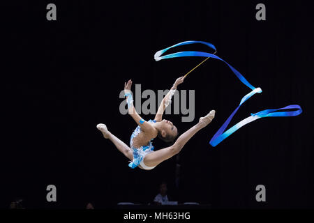 Kuala Lumpur, Malaysia. 30 Apr, 2018. Aibota Yertaikyzy von Kasachstan konkurriert während des Junior Team Match in 2018 Rhythmische Gymnastik asiatischen Meisterschaften in Kuala Lumpur, Malaysia, am 30. April 2018. Credit: Zhu Wei/Xinhua/Alamy leben Nachrichten Stockfoto