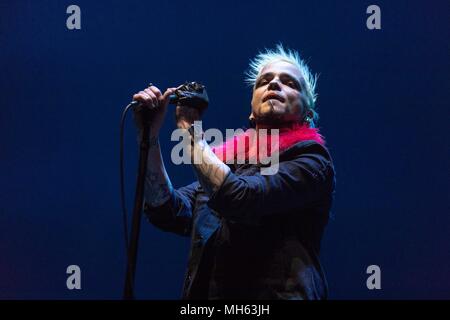 Milwaukee, Wisconsin, USA. 29 Apr, 2018. LUKAS ROSSI von Stereo Satelliten während der Dieses Haus steht nicht zum Verkauf Tour im Bradley Center in Milwaukee, Wisconsin Credit: Daniel DeSlover/ZUMA Draht/Alamy leben Nachrichten Stockfoto