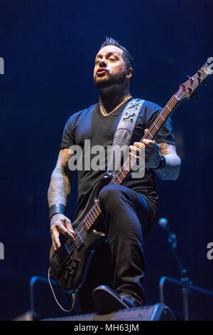 Milwaukee, Wisconsin, USA. 29 Apr, 2018. JOHN MOYER von Stereo Satelliten während der Dieses Haus steht nicht zum Verkauf Tour im Bradley Center in Milwaukee, Wisconsin Credit: Daniel DeSlover/ZUMA Draht/Alamy leben Nachrichten Stockfoto