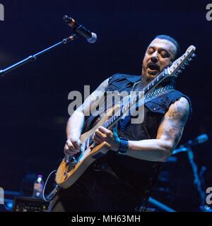 Milwaukee, Wisconsin, USA. 29 Apr, 2018. MIKE ORLANDO von Stereo Satelliten während der Dieses Haus steht nicht zum Verkauf Tour im Bradley Center in Milwaukee, Wisconsin Credit: Daniel DeSlover/ZUMA Draht/Alamy leben Nachrichten Stockfoto