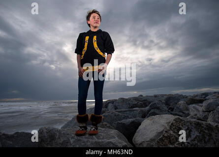 Shismeref, Alaska, USA. 24 Apr, 2018. Jugend Kläger SOMMER SAGOONICK, 16, steht auf dem Uferdamm des ihr Dorf Unalakleet am Ufer des Chukchi Meer im Nordwesten von Alaska. Unalakleet ist einer von mehreren, die Dörfer an der Küste in Alaska, die in Gefahr sind, sich von den Auswirkungen des Klimawandels. Sagoonic ist einer von 17 Jugendlichen aus aller Alaska, die eine verfassungsrechtliche Klage gegen den Staat über den Klimawandel eingereicht haben. Sie fordern den Staat Alaska ein wissenschaftlich fundierter Plan, um die Emissionen von Treibhausgasen zu senken Institut hat Emission im Zustand. Der Fall ist ähnlich wie in den Fällen i Stockfoto