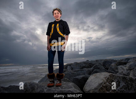 Shismeref, Alaska, USA. 24 Apr, 2018. Jugend Kläger SOMMER SAGOONICK, 16, steht auf dem Uferdamm des ihr Dorf Unalakleet am Ufer des Chukchi Meer im Nordwesten von Alaska. Unalakleet ist einer von mehreren, die Dörfer an der Küste in Alaska, die in Gefahr sind, sich von den Auswirkungen des Klimawandels. Sagoonic ist einer von 17 Jugendlichen aus aller Alaska, die eine verfassungsrechtliche Klage gegen den Staat über den Klimawandel eingereicht haben. Sie fordern den Staat Alaska ein wissenschaftlich fundierter Plan, um die Emissionen von Treibhausgasen zu senken Institut hat Emission im Zustand. Der Fall ist ähnlich wie in den Fällen i Stockfoto