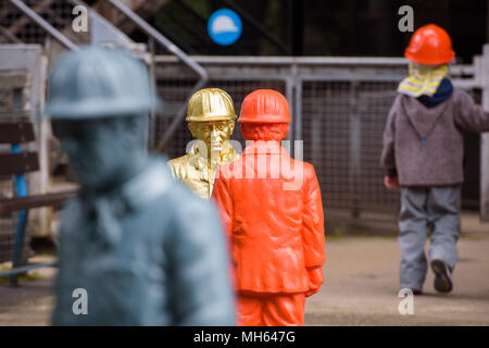 30 April 2018, Deutschland, Völklingen: Zahlen der ein Beschäftigter im Laufe der Skulptur Projekt Second Life - 100 Arbeitnehmer von Ottmar Hoerl im Weltkulturerbe Völklinger Hütte. 100 kleine rot, gold und grau Zahlen sind auf dem Gelände der ehemaligen Schmiedearbeiten ausbreiten. Foto: Oliver Dietze/dpa Stockfoto