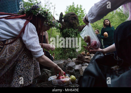 Krakau, Polen. 30 Apr, 2018. Teilnehmer essen bevor ein Brand während des Beltane fest der Feuer neben Krakau Damm in Krakau. Die Beltane Fire Festival ist eine jährliche Partizipative Kunst Event in der Nacht vom 30. April Anfang des Sommers zu markieren. Credit: Omar Marques/SOPA Images/ZUMA Draht/Alamy leben Nachrichten Stockfoto