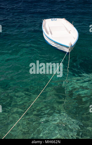 Kleine griechische Fischerboot floating in türkisfarbenem Wasser Stockfoto