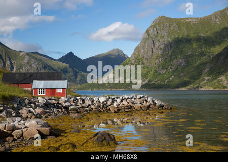 Rotes Haus im malerischen Fjord Stockfoto