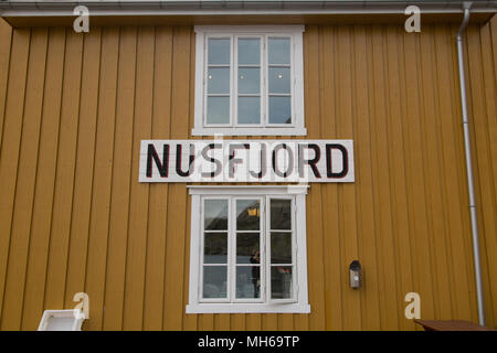 Gelbes Gebäude mit Nusfjord Anmelden kleines Fischerdorf Stockfoto