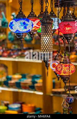 Markt Shop Verkauf von bunten souvenir Lampen, Budva, Montenegro Stockfoto