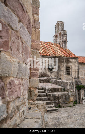 Historische Gebäude in der Altstadt fort in Budva, Montenegro Stockfoto